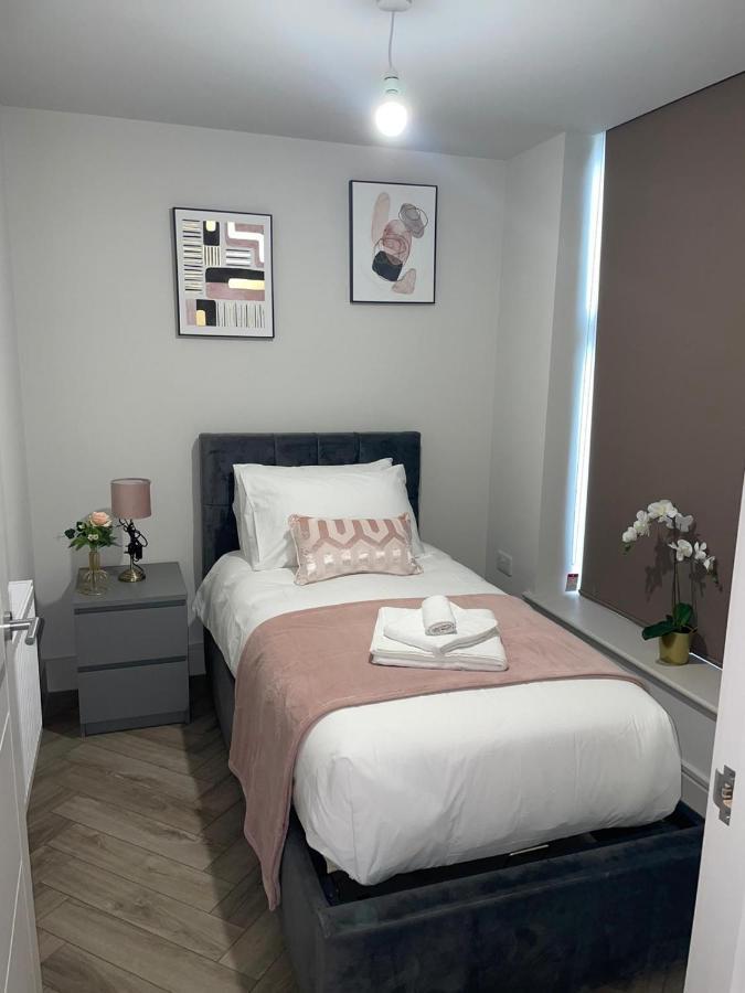 Wimbledon Luxury 3Bedroom Apartment Raynes Park Dış mekan fotoğraf